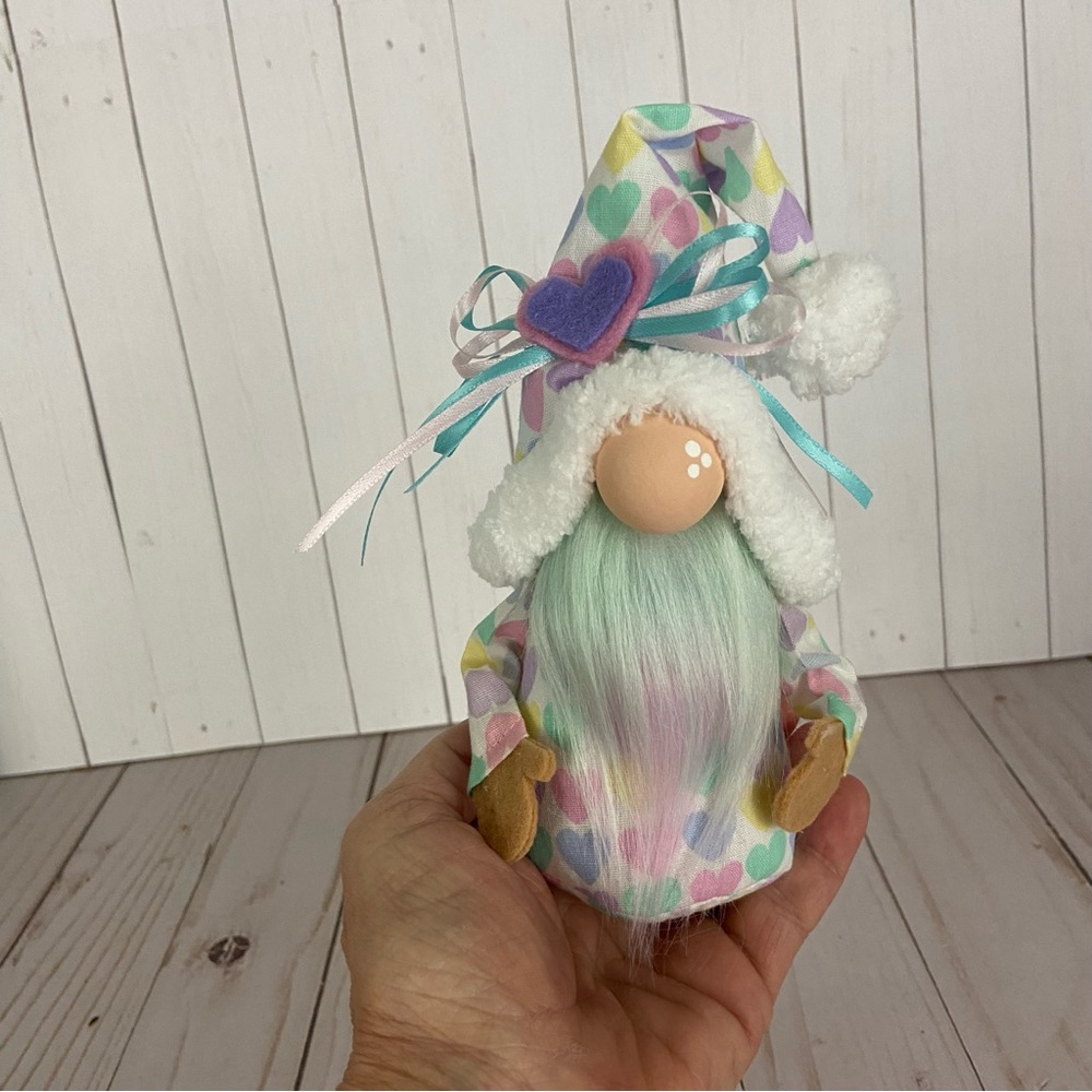 SOLD 🛑Valentine’s Day Gnome Vintage Heart Fabric White Pink Purple Aqua Home - Picture 1 of 12